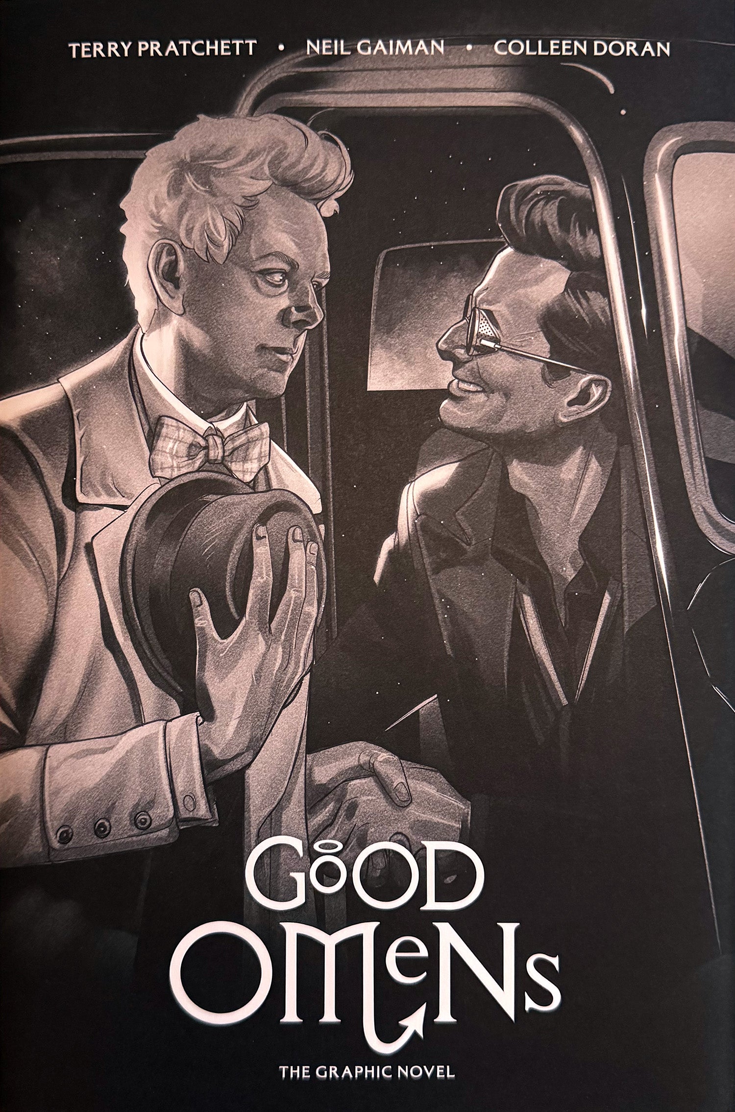 Good Omens: The Official (and Ineffable) Graphic Novel (Dust jacketed edition)